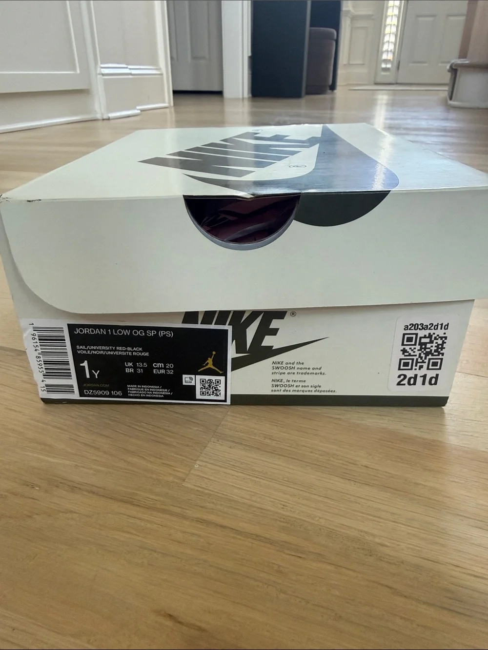 Nike Kids Low-Top Sneakers in Black, White, Olive & Red